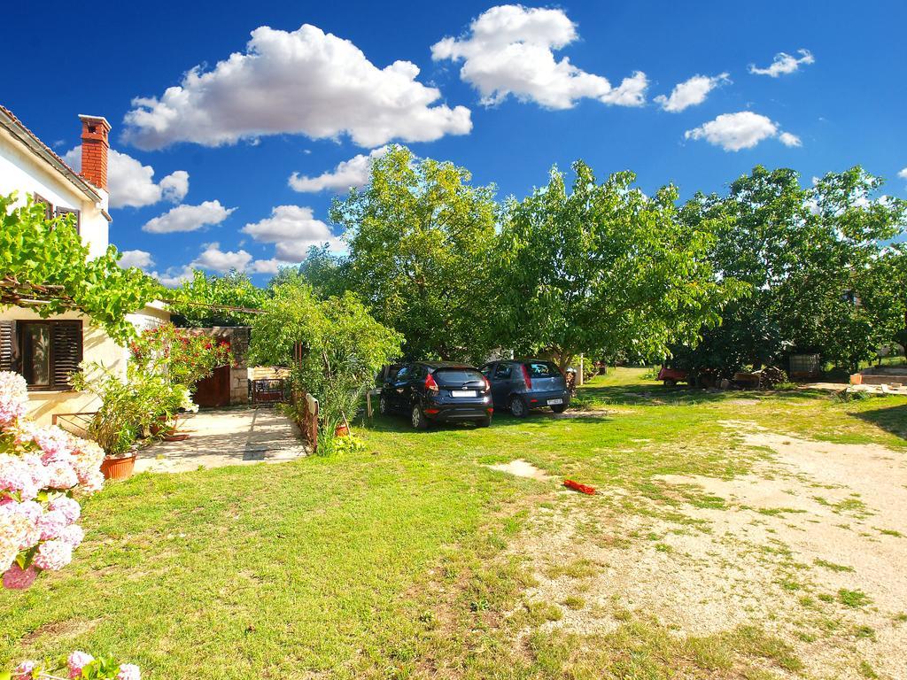 House Sandra 1430 Peresiji Bagian luar foto